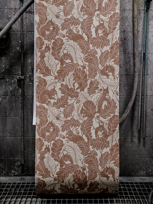 Tapetti Oak Tree Tails Ruskea 19-52 (Långelid / Von Brömssen)