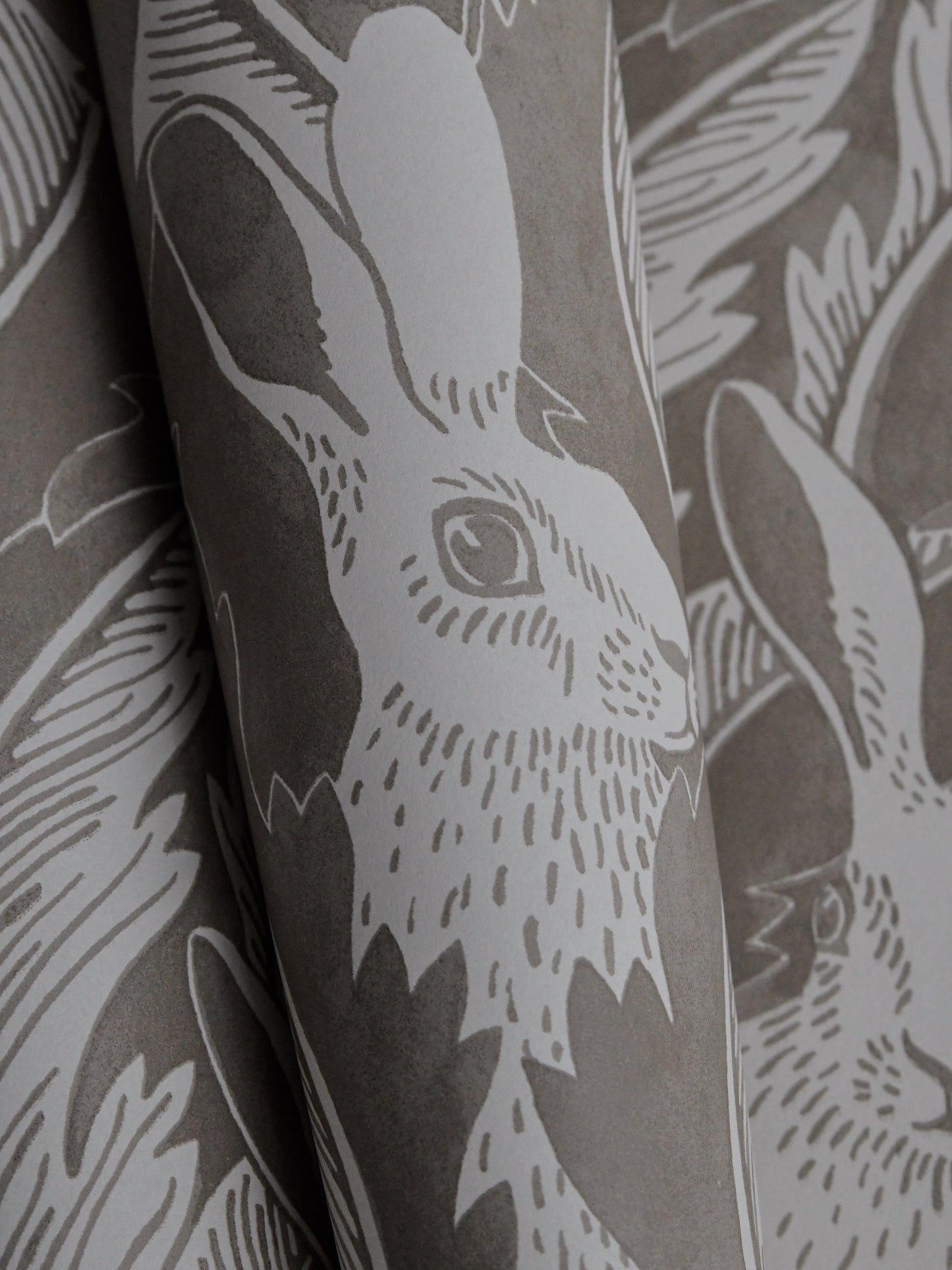 Tapetti Hares in Hiding Ruskea 03-52 (Långelid / Von Brömssen)